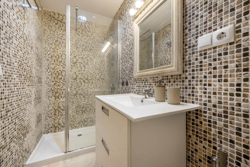 bagno cieco con rivestimento a mosaico