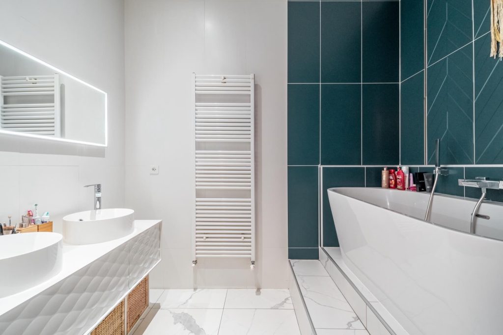 bagno cieco pittura traspirante antimuffa e piastrelle in gres