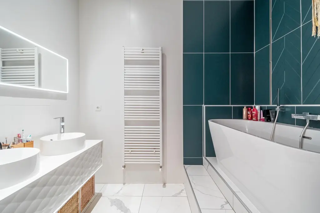 bagno cieco pittura traspirante antimuffa e piastrelle in gres