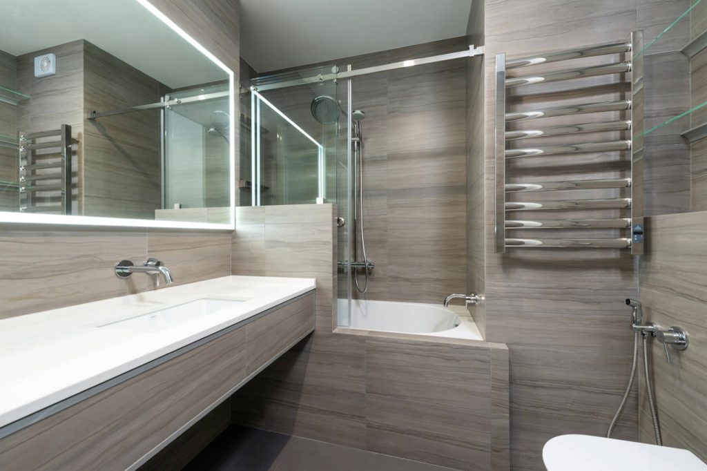 Arredare casa stile moderno bagno con vasca