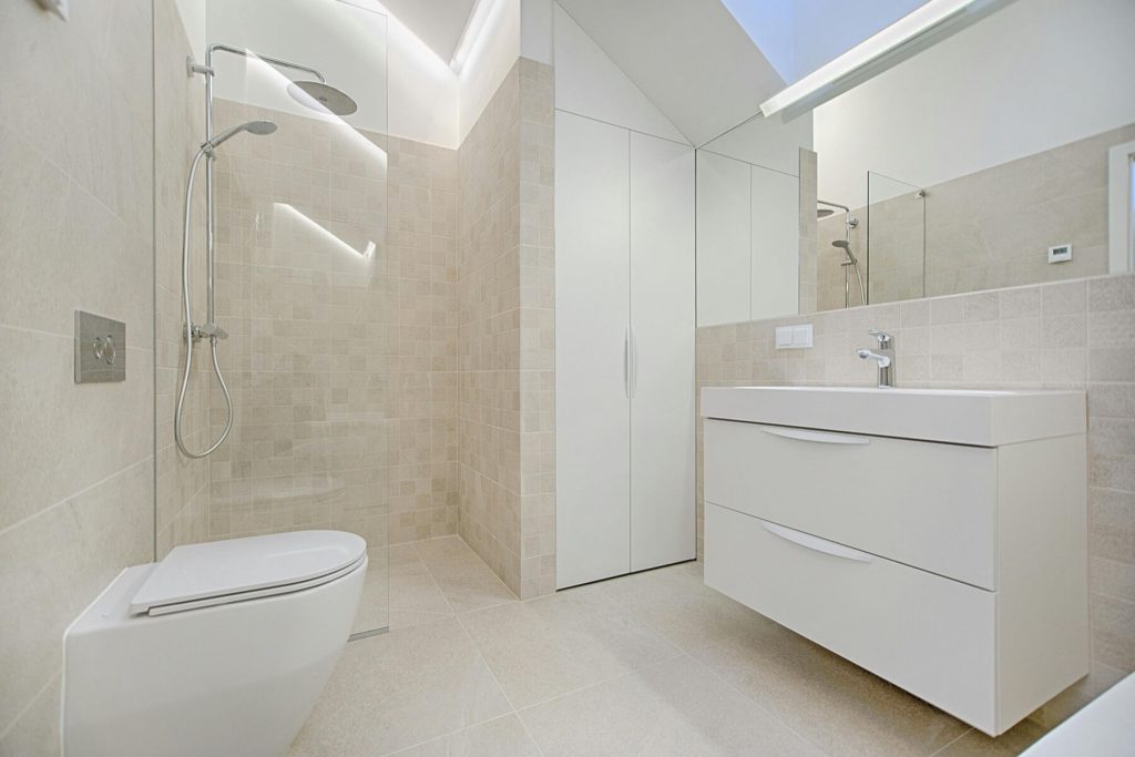 Arredare casa stile moderno bagno con doccia walk in