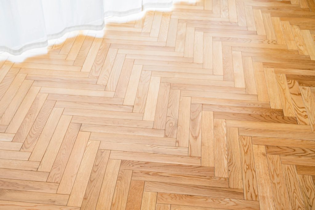 Pavimento con parquet a spina di pesce