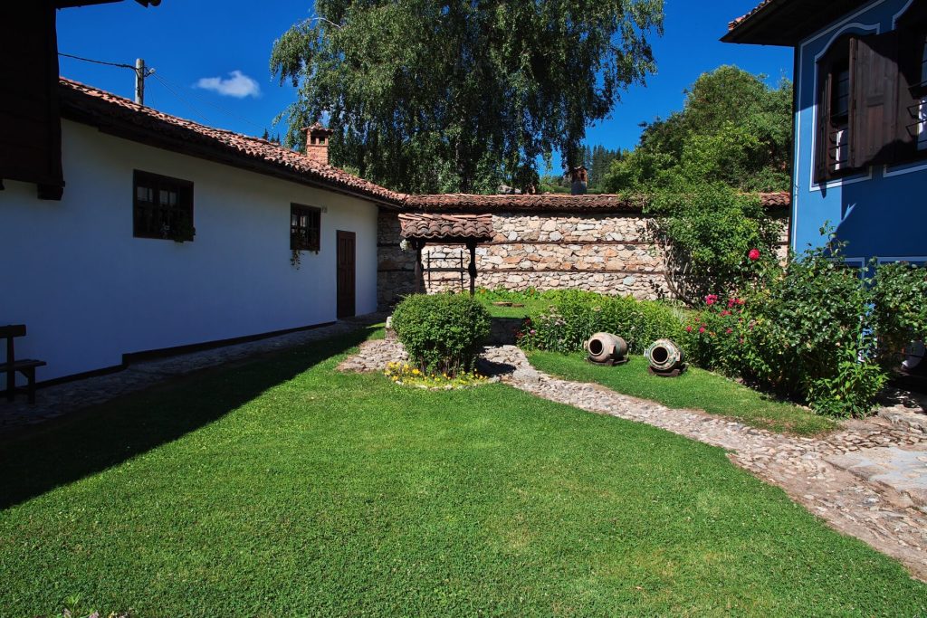 ristrutturazione giardino vialetto con anfore
